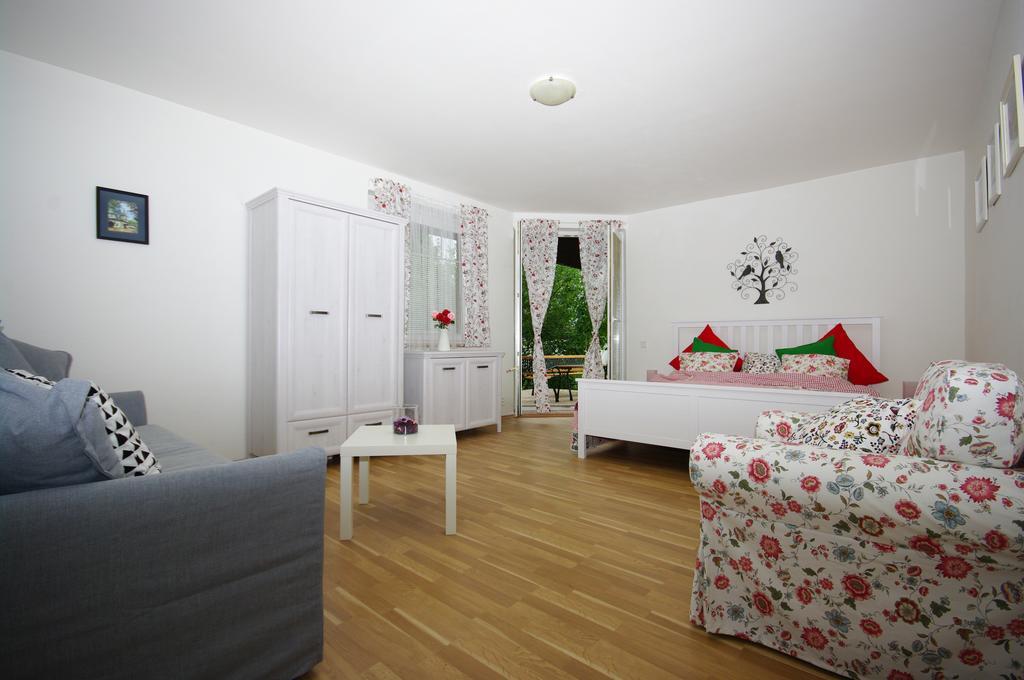 Cozy Gardens Apartments In Praga Esterno foto