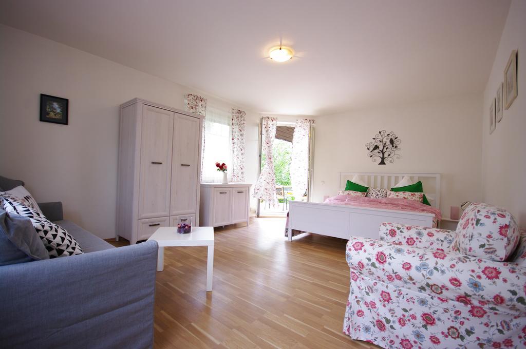 Cozy Gardens Apartments In Praga Esterno foto