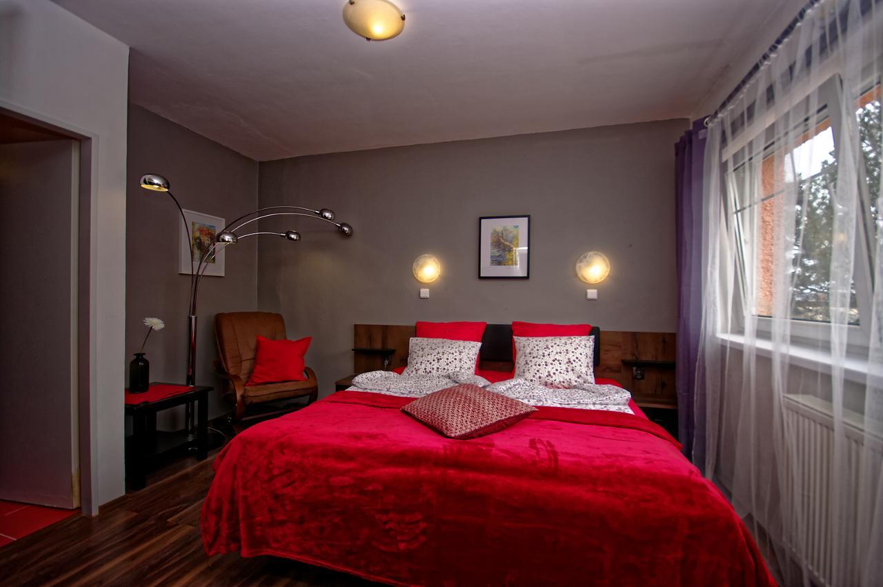 Cozy Gardens Apartments In Praga Esterno foto