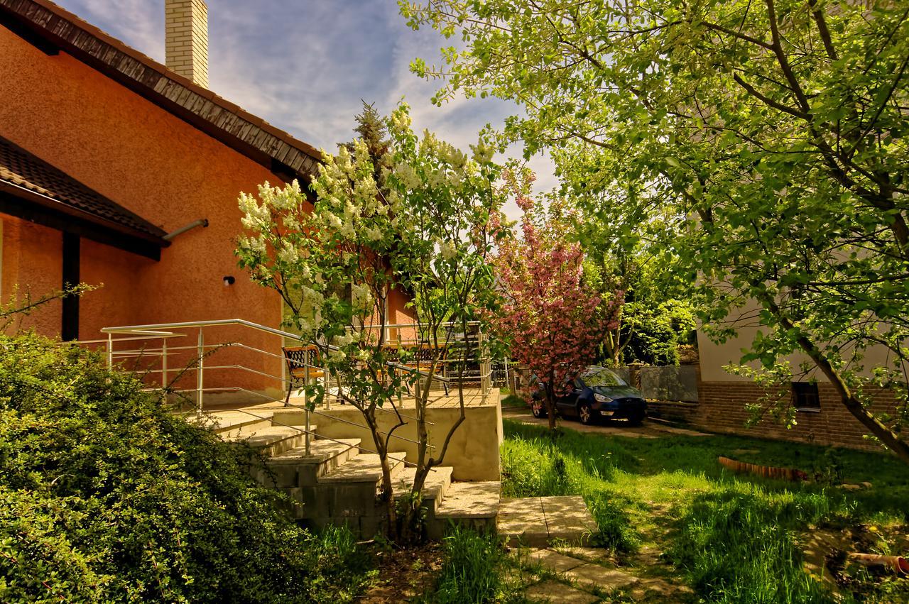 Cozy Gardens Apartments In Praga Esterno foto